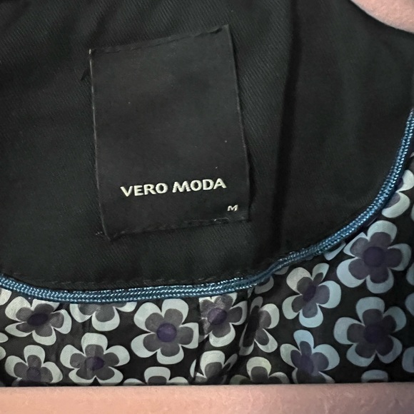A Vero Moda jacket in size medium - Picture 3 of 6